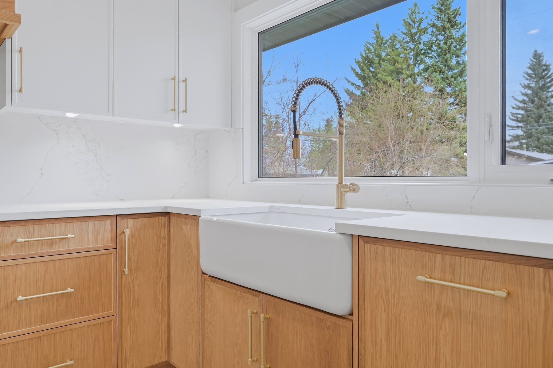 Farmhouse sink with brass spring faucet