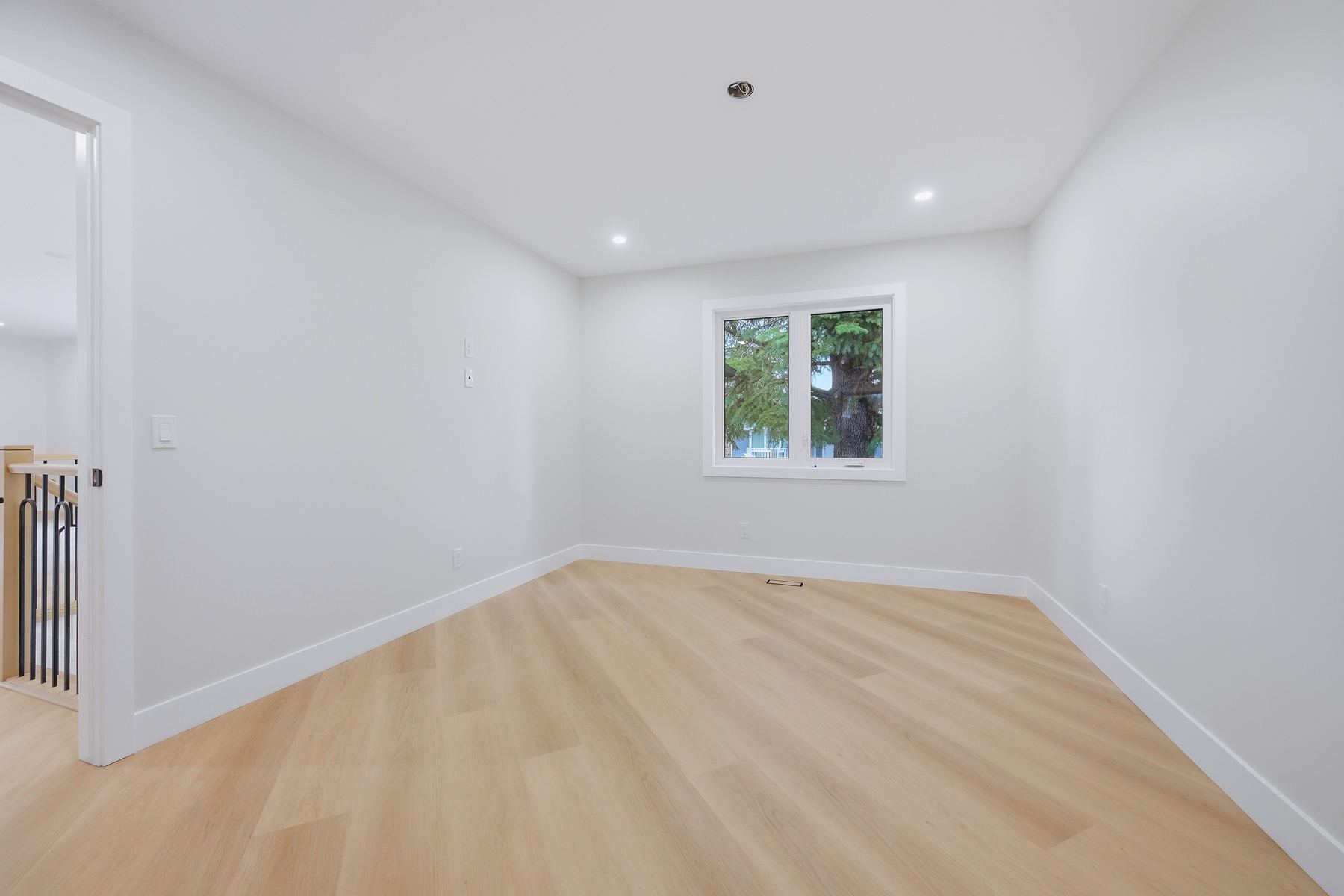 Primary bedroom — alternate view
